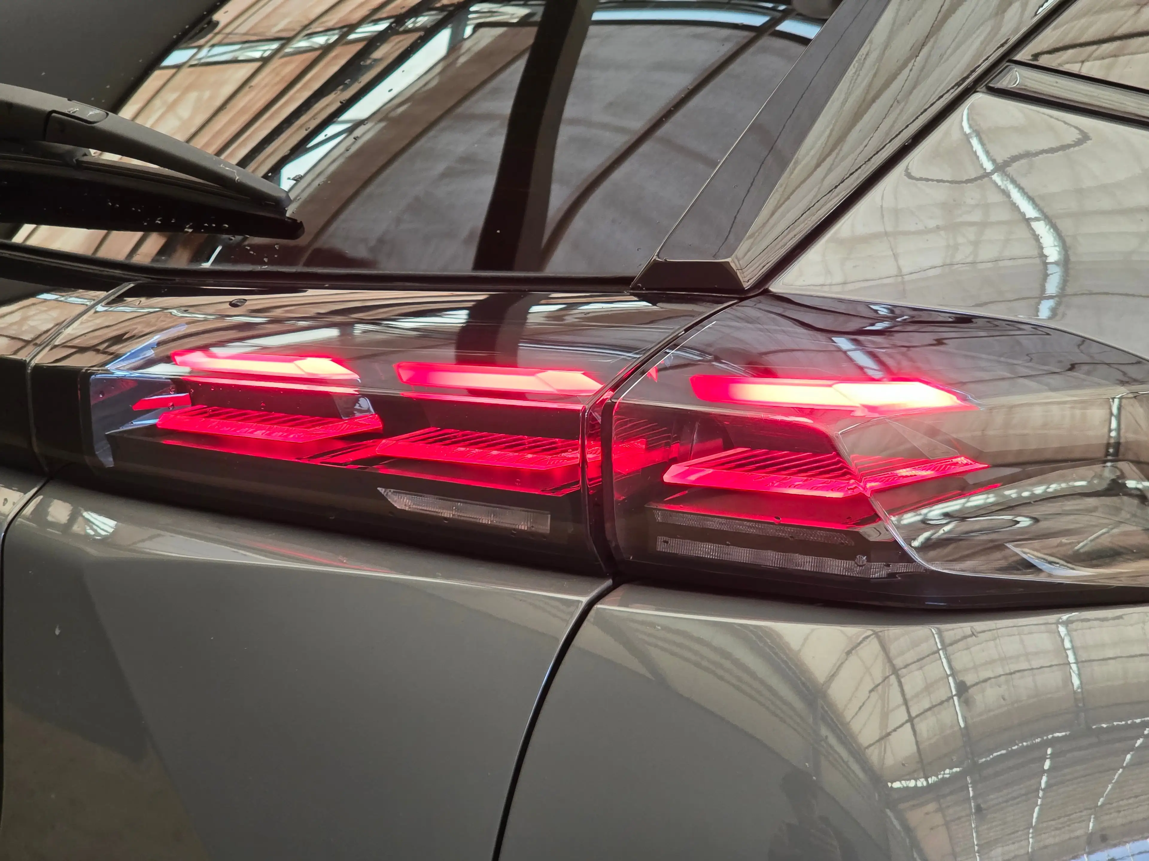 Peugeot e-2008 EV GT 54 kWh Panorama Dak | Camera Rondom | Alcant — photo 10