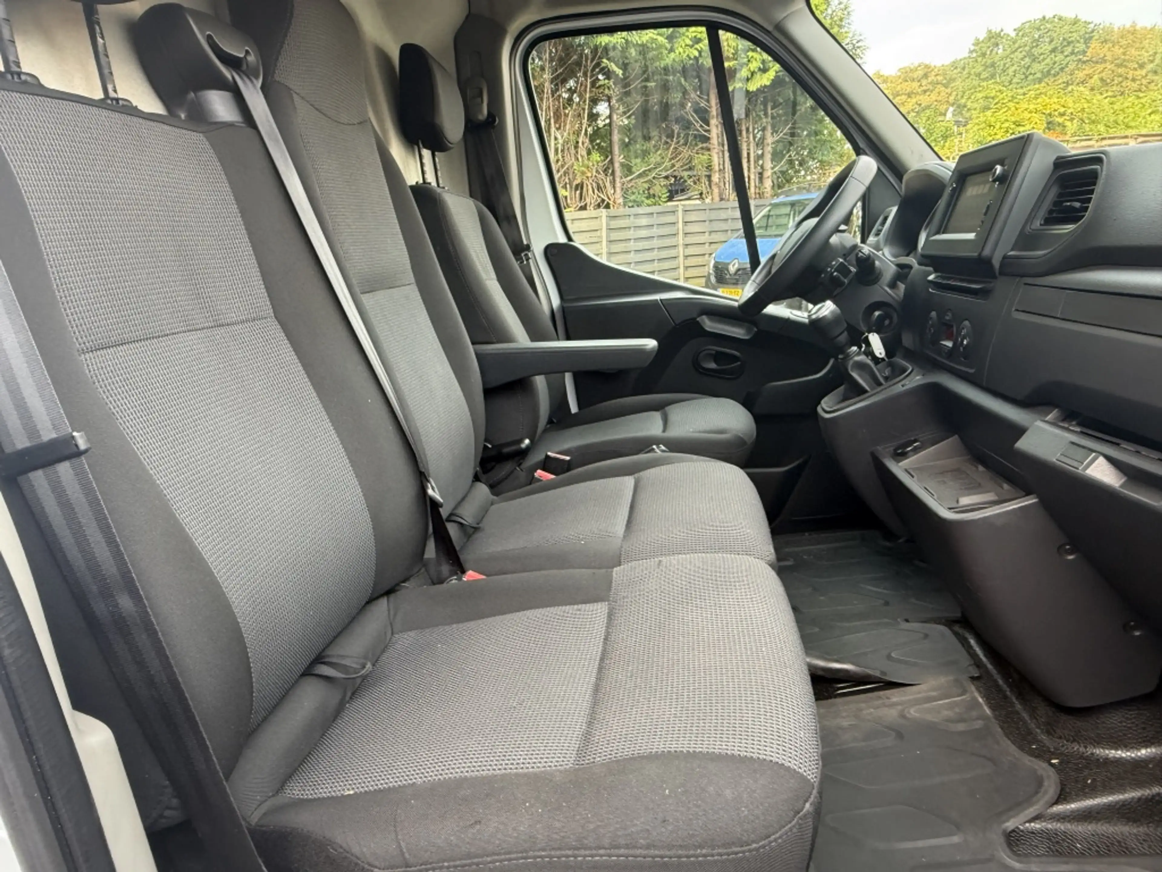 Renault Master T35 2.3dCi L2H2 W.E. — photo 9
