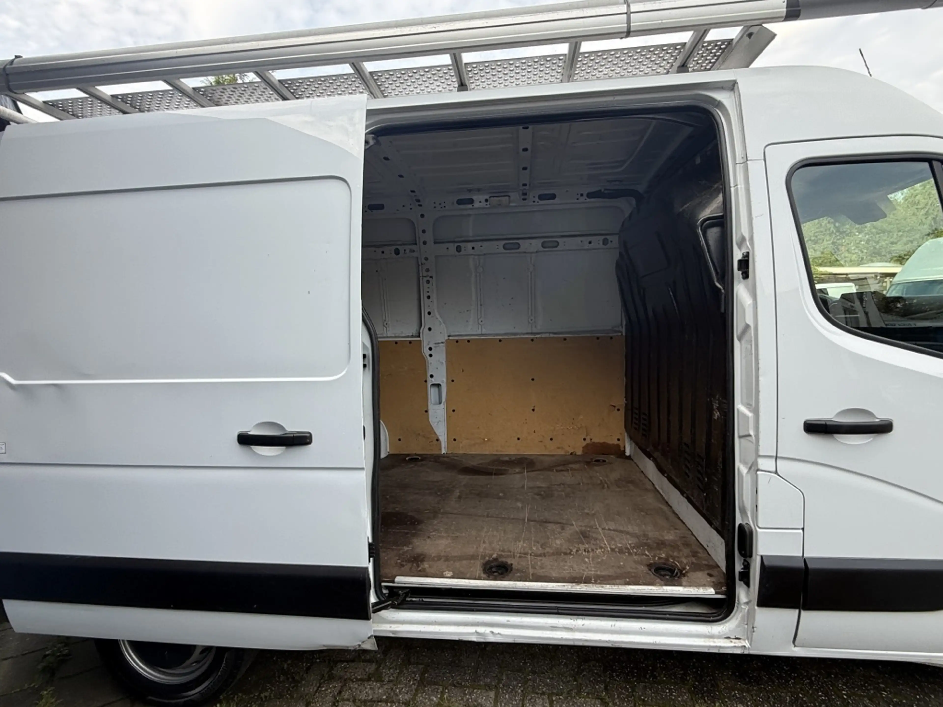 Renault Master T35 2.3dCi L2H2 W.E. — photo 8