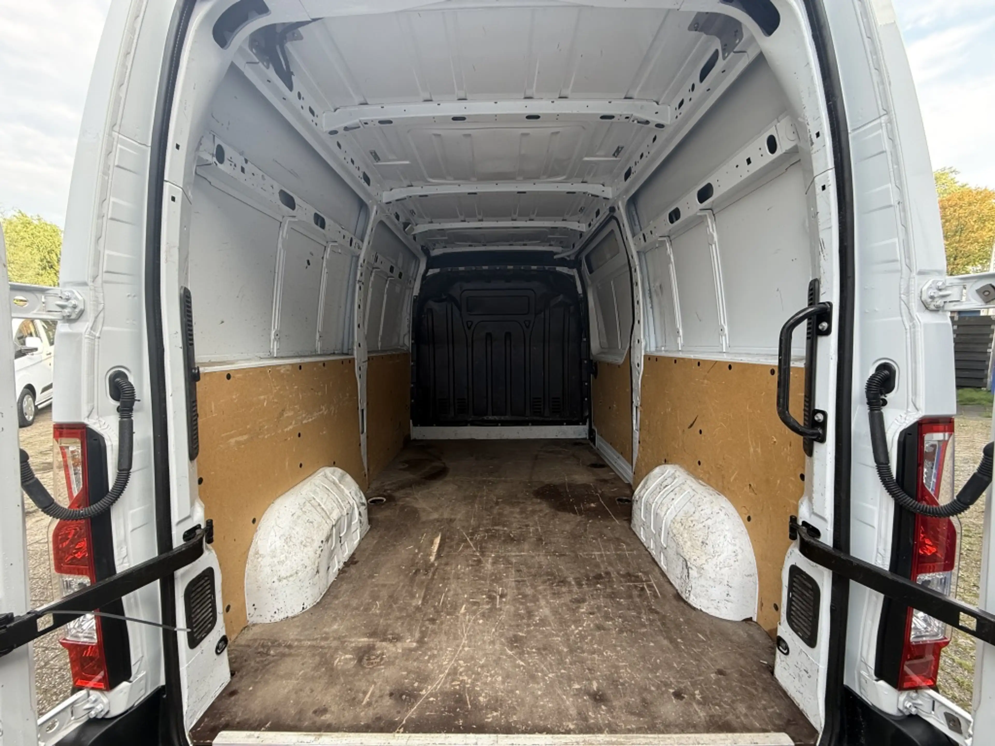 Renault Master T35 2.3dCi L2H2 W.E. — photo 12