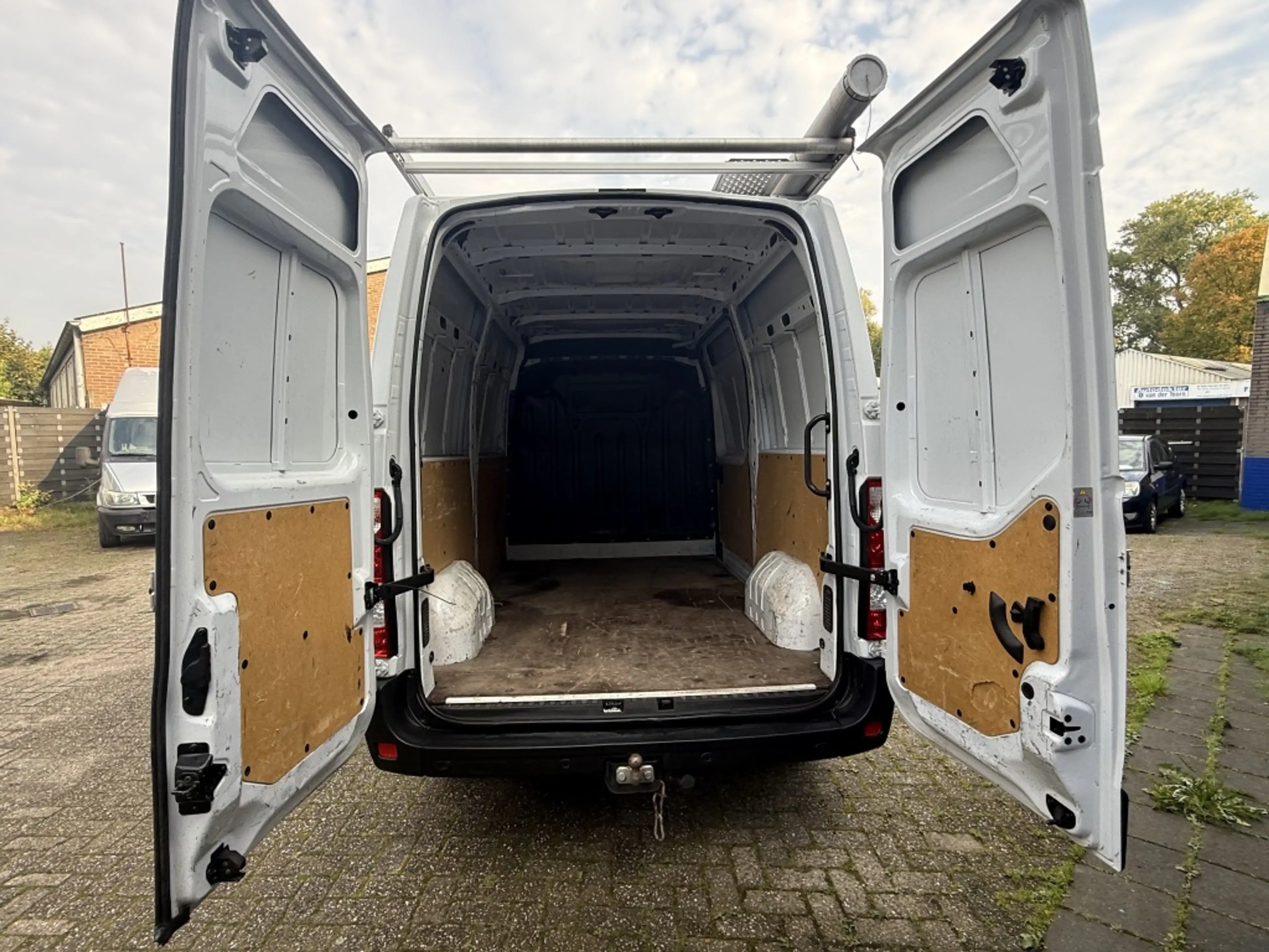 Renault Master T35 2.3dCi L2H2 W.E. — photo 14