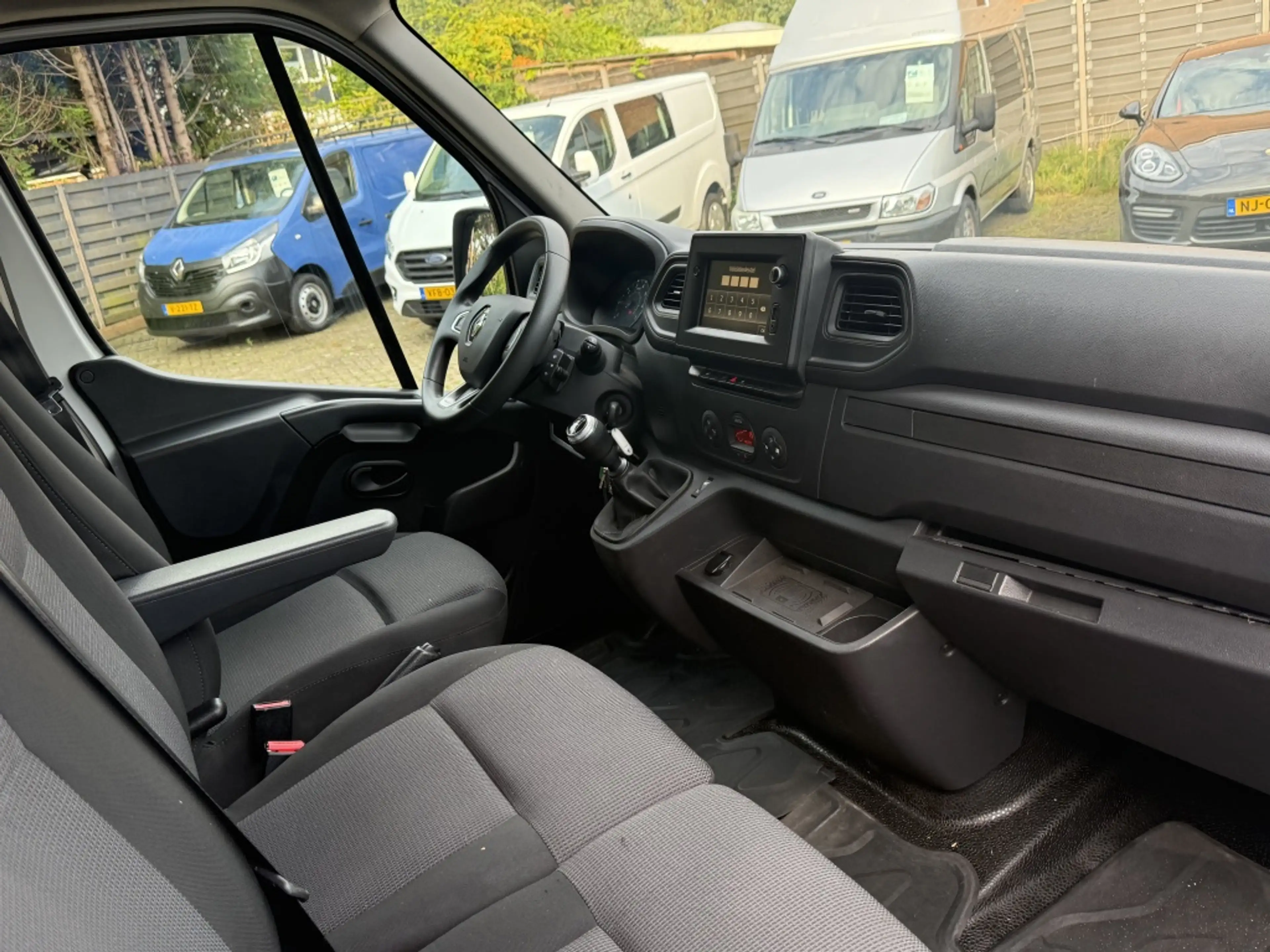 Renault Master T35 2.3dCi L2H2 W.E. — photo 10