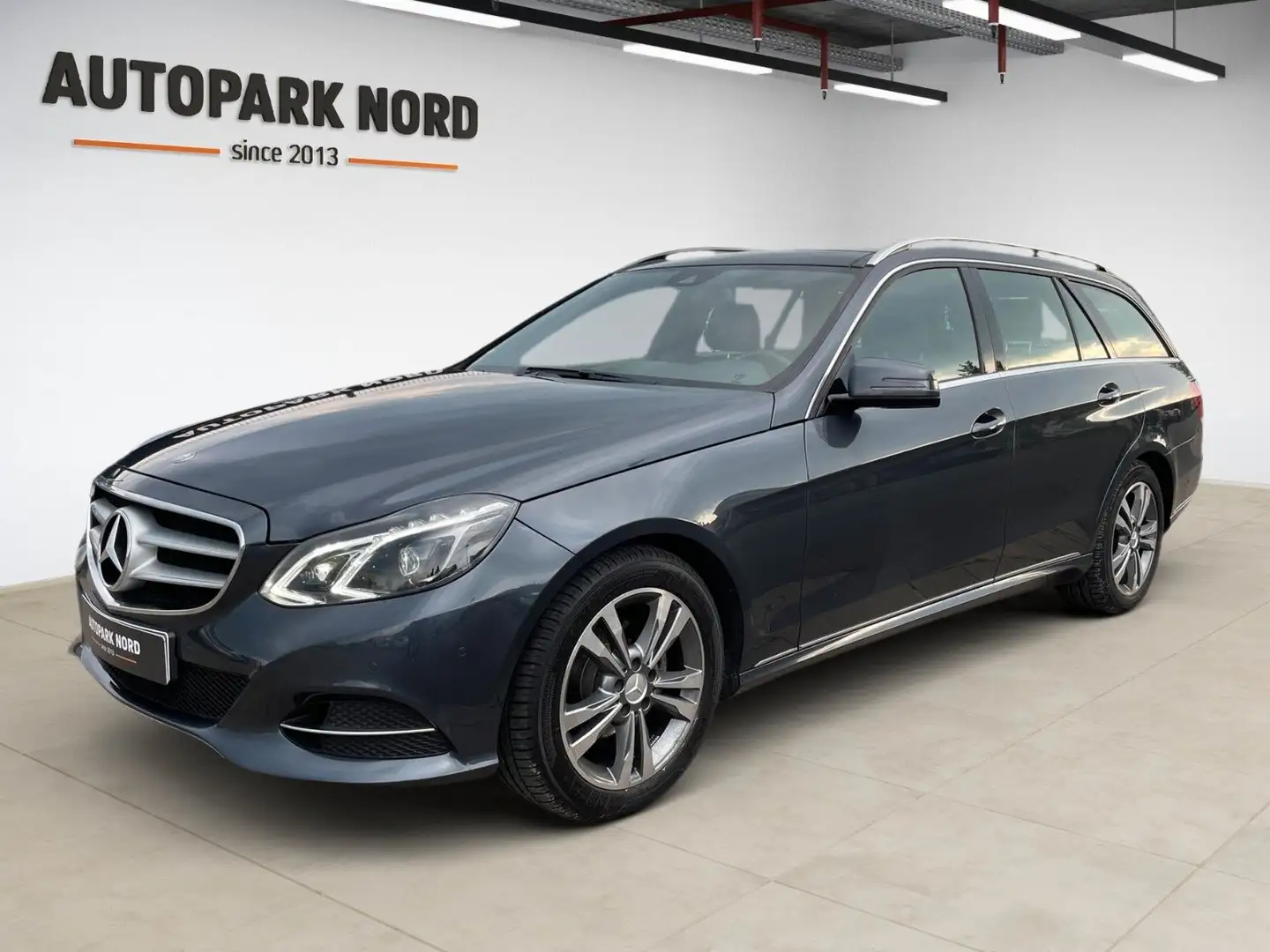 Mercedes-Benz E 220 BlueTec AVANTG./AHK/PANO/LED/SHZ/TEMP/NAVI Gris - 1