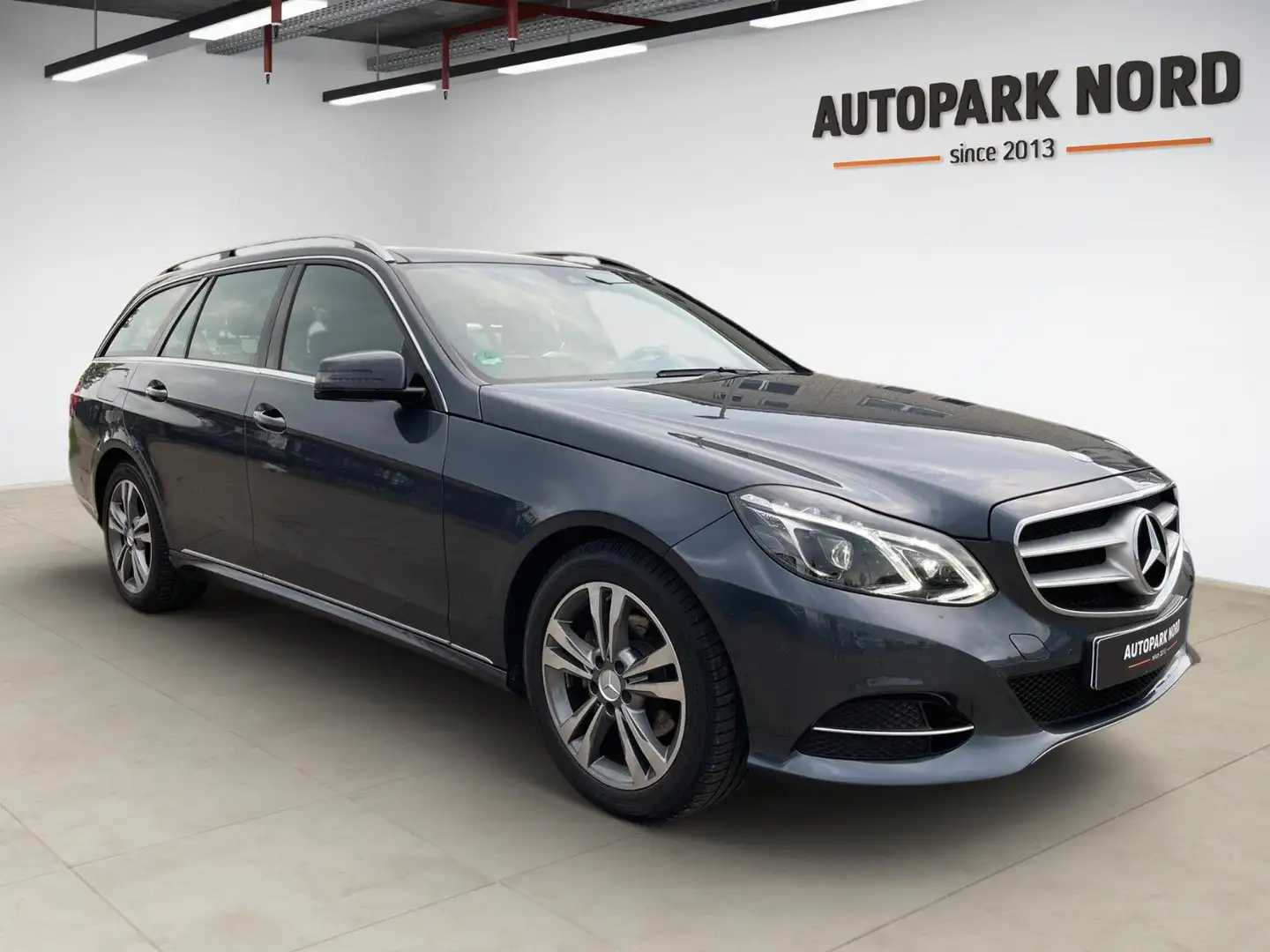 Mercedes-Benz E 220 BlueTec AVANTG./AHK/PANO/LED/SHZ/TEMP/NAVI Gris - 2