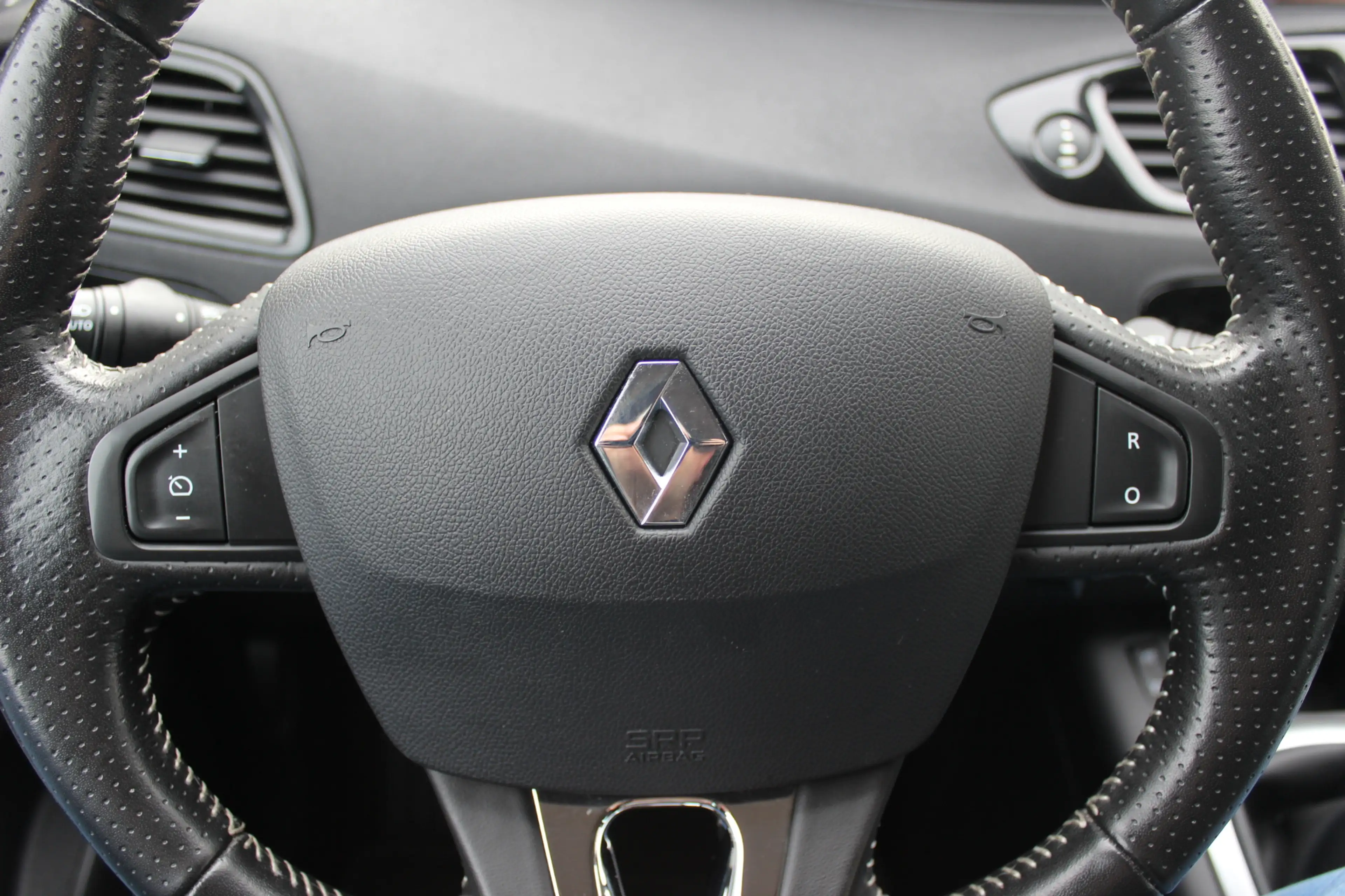 Renault Scenic 1.2 TCe Bose / Camera / Navigatie / Keyless / 17'' — photo 31