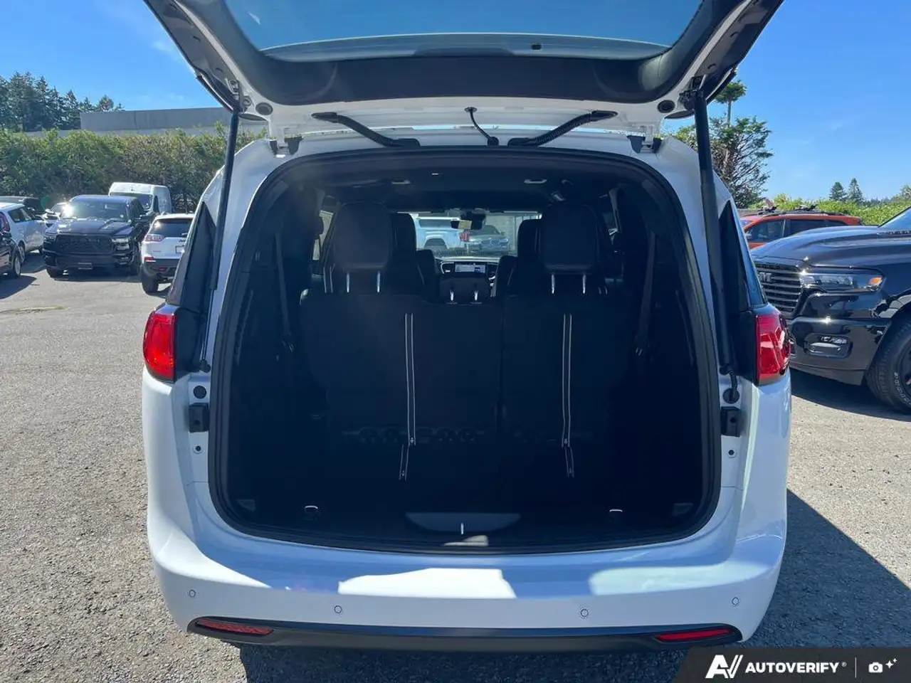 Chrysler Grand Caravan снимка Chrysler Grand Caravan