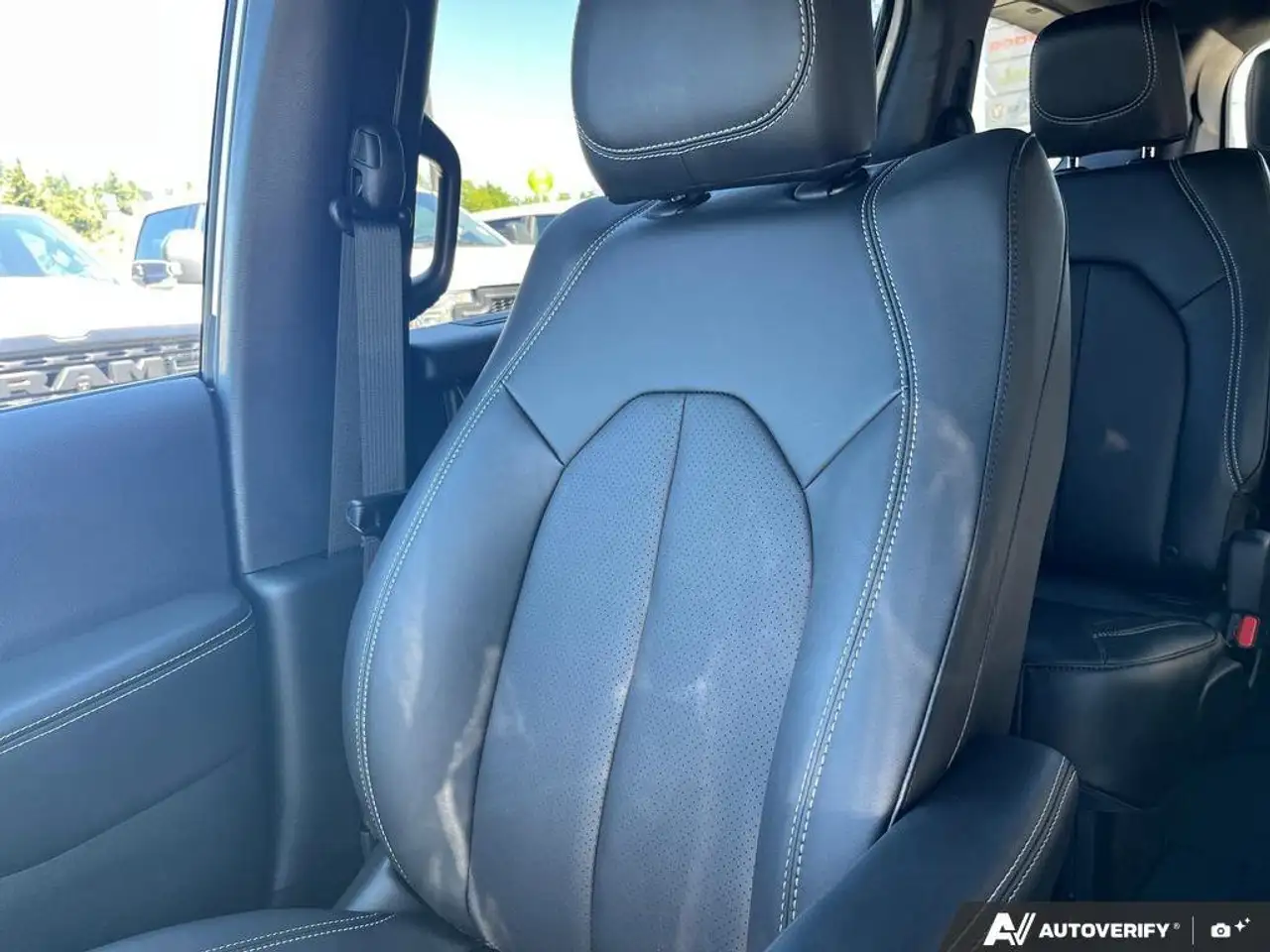 Chrysler Grand Caravan снимка Chrysler Grand Caravan