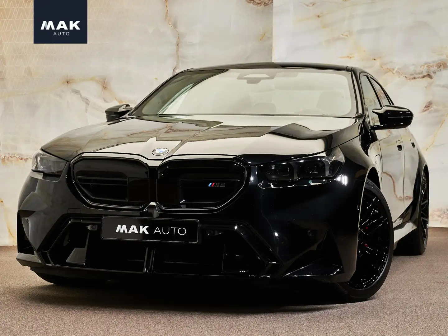 BMW M5 Limousine V8 M Hybrid, pano, B&W, 21", tr.haak, st Zwart - 1