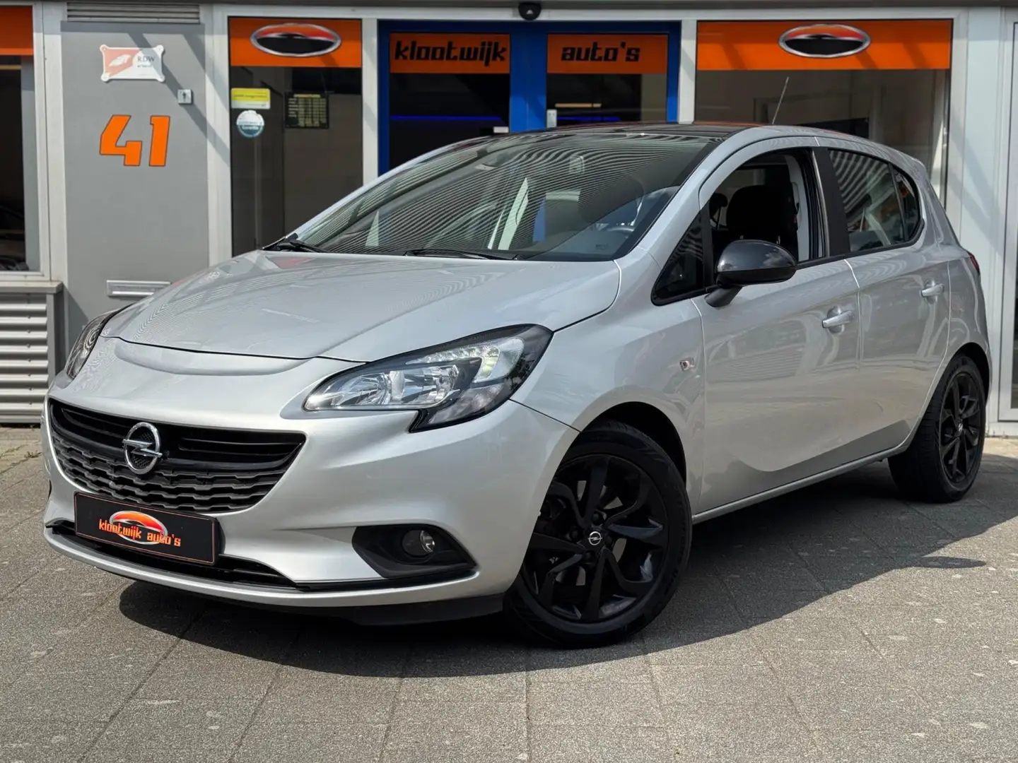 Opel Corsa 1.4 Black Edition Navigatie Cruise Camera CarPlay Gris - 1