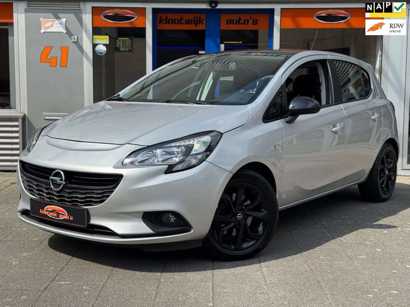 Opel Corsa 1.4 Black Edition Navigatie Cruise Camera CarPlay Grau - 1
