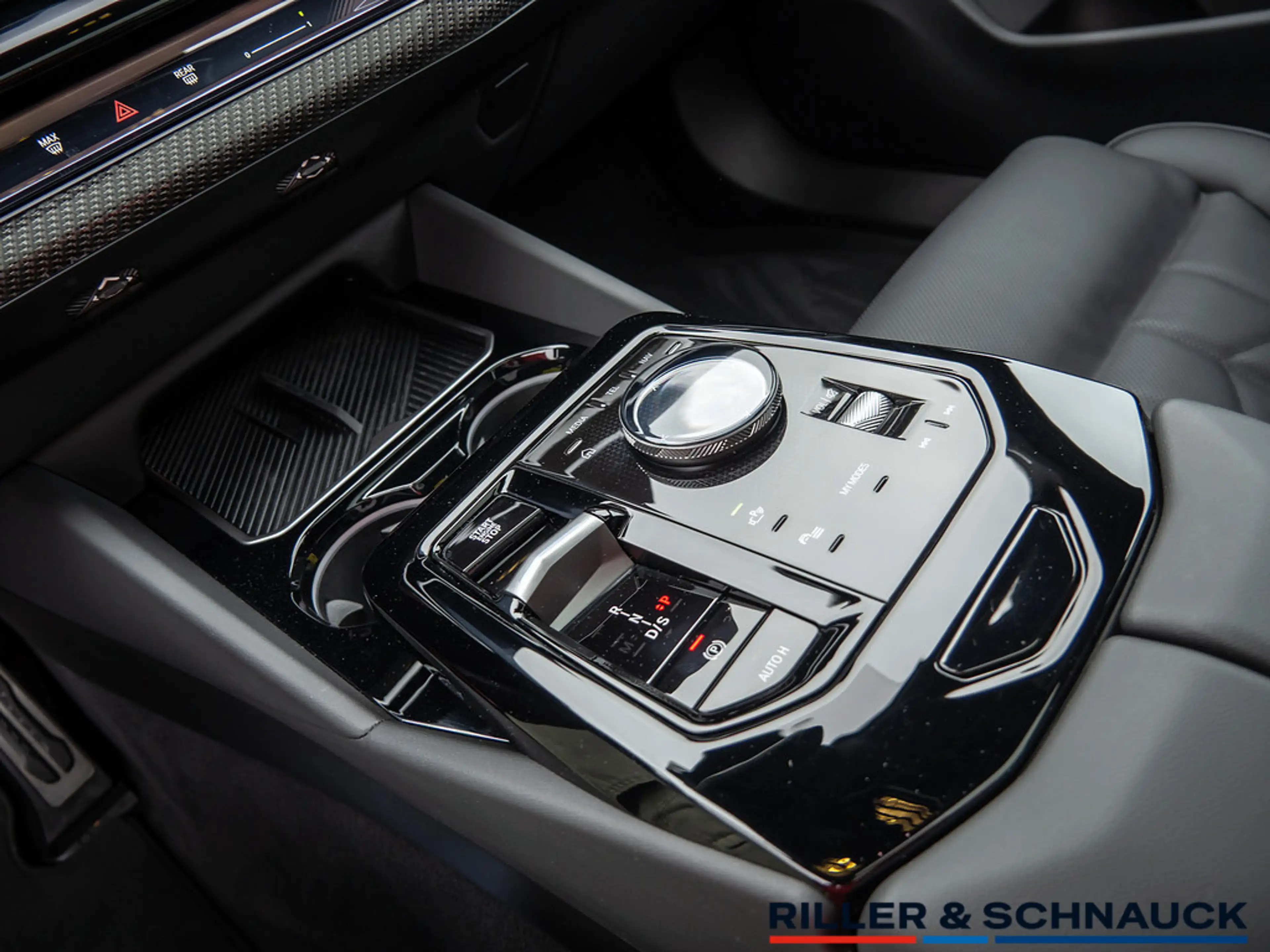 BMW 520 d M-Sport HUD STANDHZ SITZBELÜFTUNG PANO — photo 15
