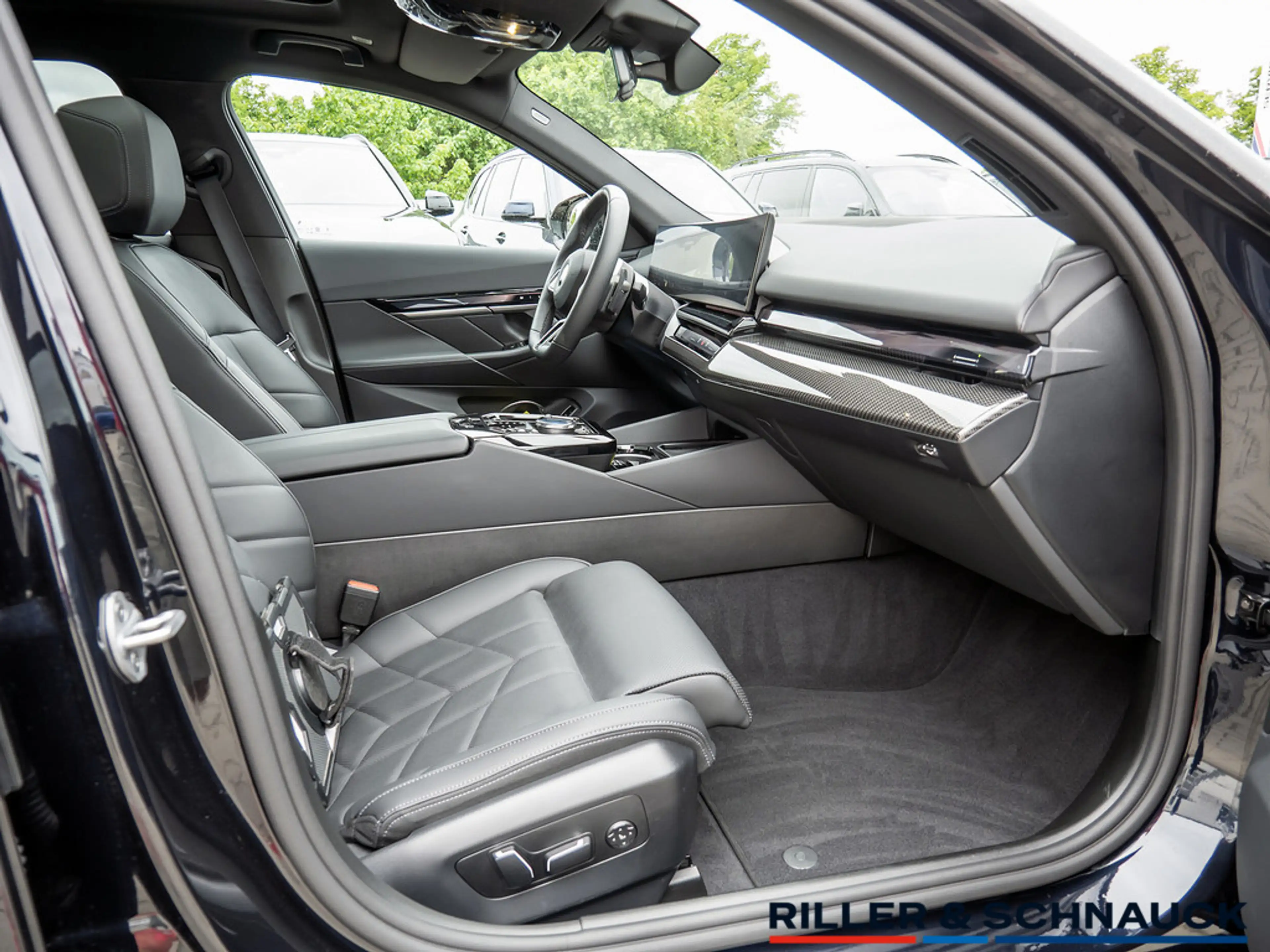 BMW 520 d M-Sport HUD STANDHZ SITZBELÜFTUNG PANO — photo 7