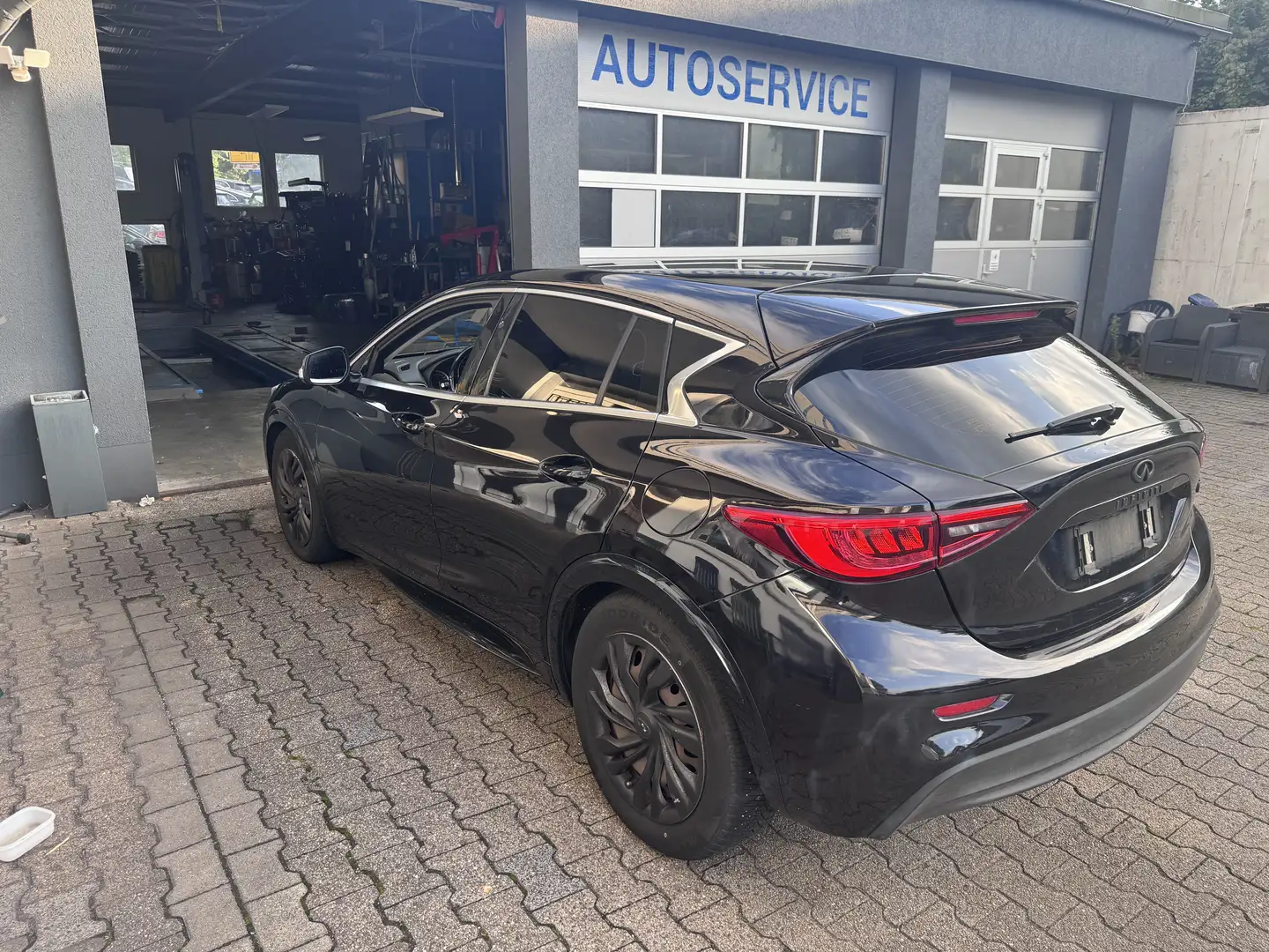 Infiniti Q30 1.5d Premium City Black - 2