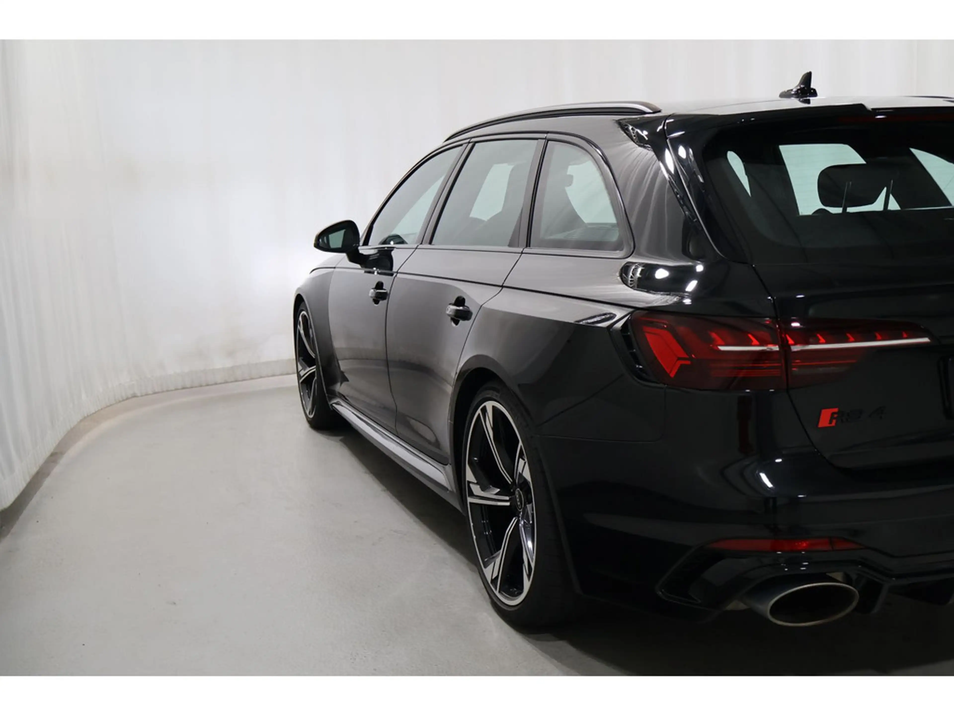 Audi RS4 — photo 14