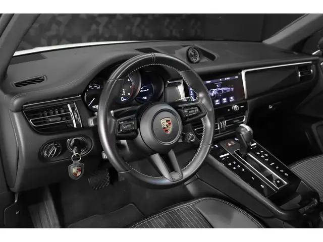 Porsche Macan view 8