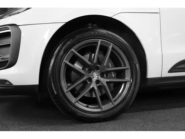 Porsche Macan view 13