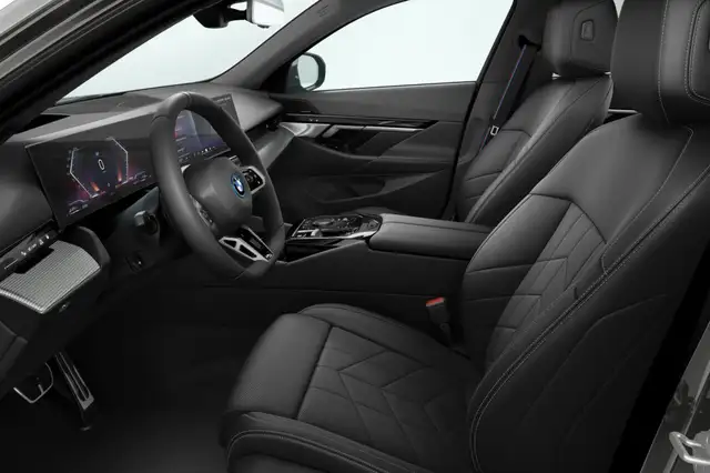 BMW 5 Series view 4