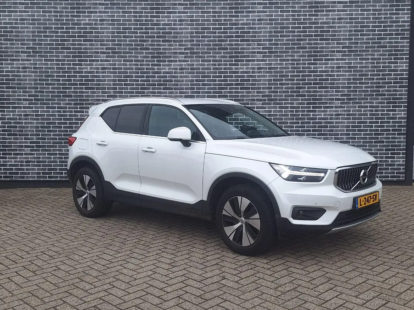 Volvo XC40 Plug-in Hybrid T4 Inscription Expression | Adaptiv Bianco - 2