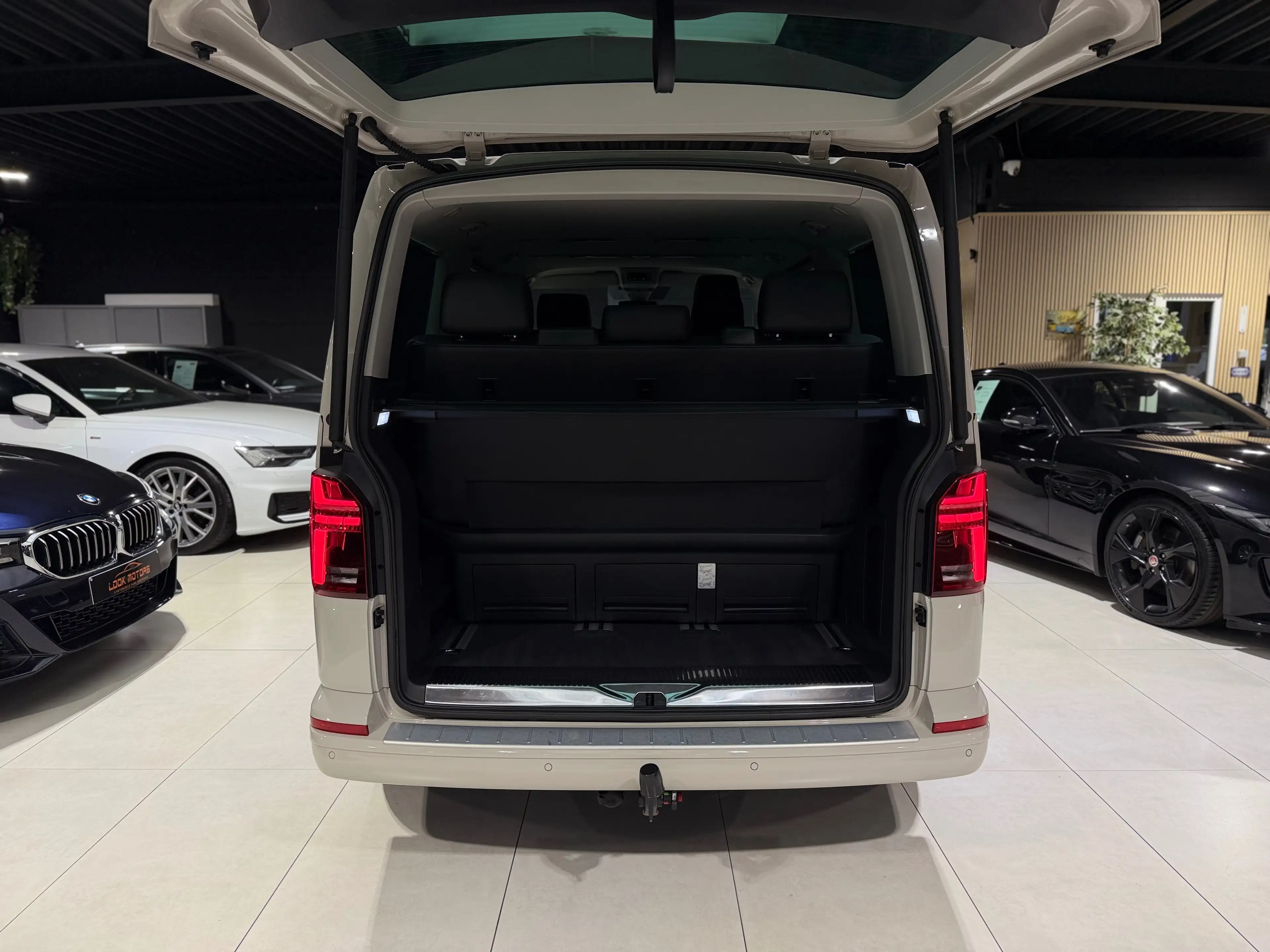 Volkswagen T6.1 Multivan 2.0 TDi 4Motion Highline DSG 7 PLACES DISTRONIC COCKPIT CAMERA LED 53 HERBIE FULL FULL OPTIONS — photo 6