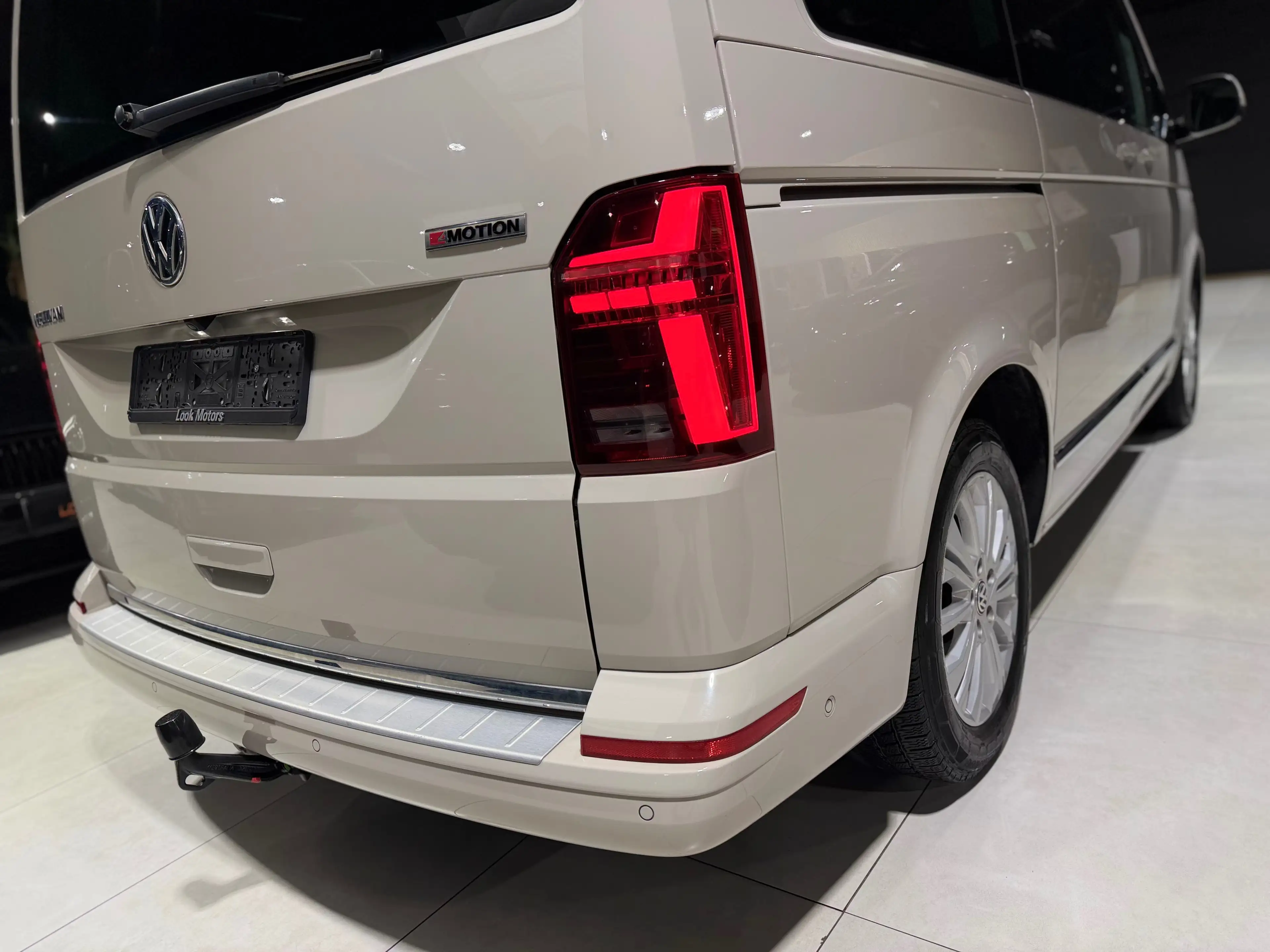 Volkswagen T6.1 Multivan 2.0 TDi 4Motion Highline DSG 7 PLACES DISTRONIC COCKPIT CAMERA LED 53 HERBIE FULL FULL OPTIONS — photo 10