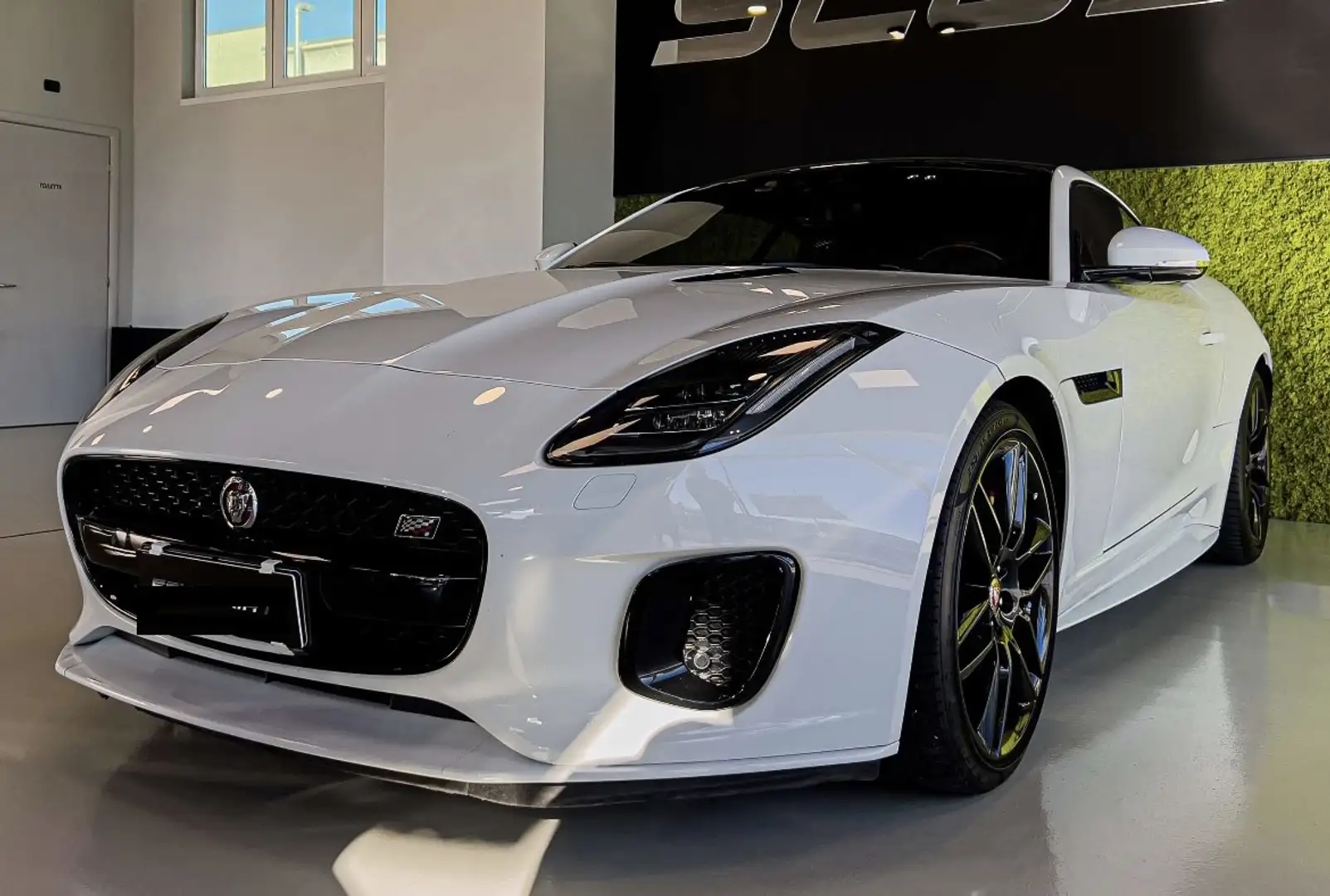 Jaguar F-Type Coupe 2.0 i4 Chequered Flag rwd 300cv auto - 1