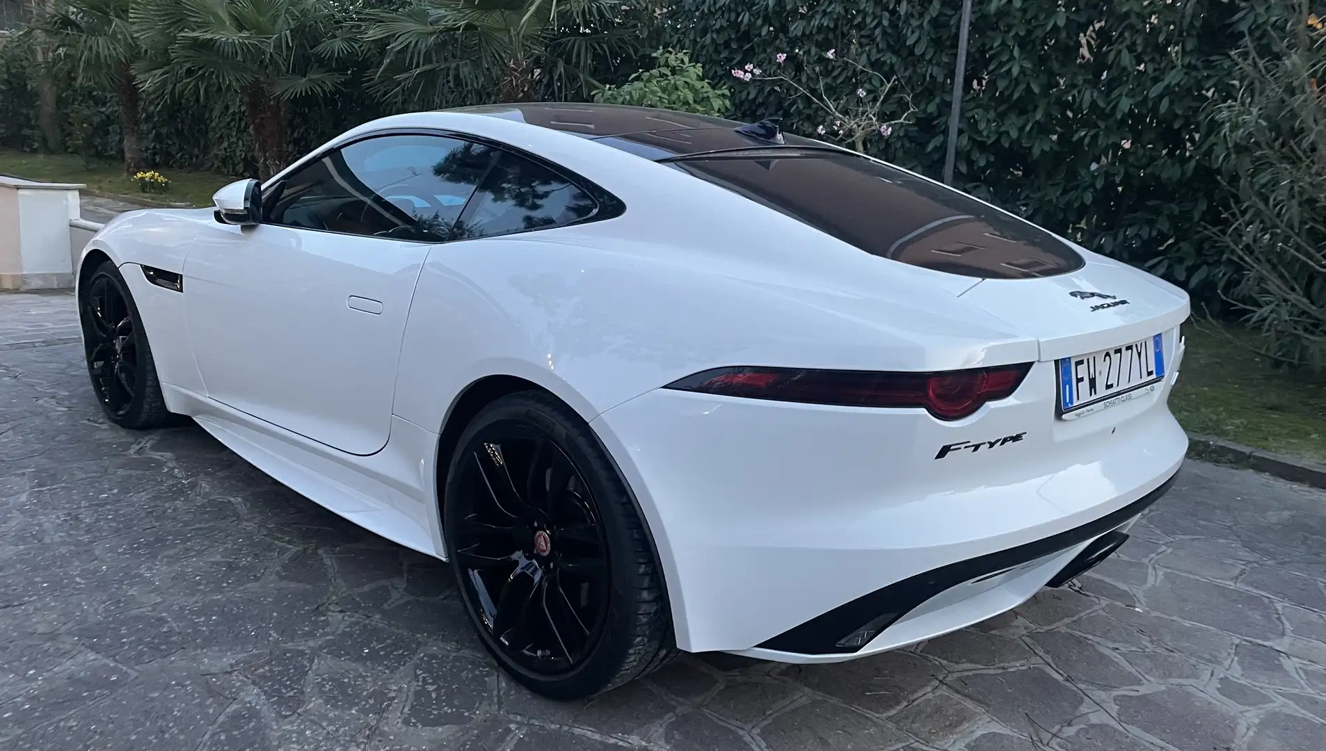 Jaguar F-Type Coupe 2.0 i4 Chequered Flag rwd 300cv auto - 2