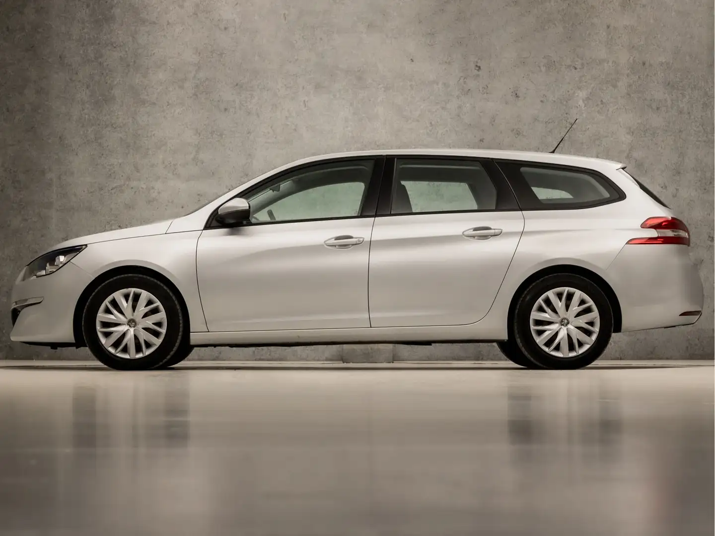 Peugeot 308 SW 1.2 PureTech Sport (GROOT NAVI, CRUISE, ELEK PA Grijs - 2