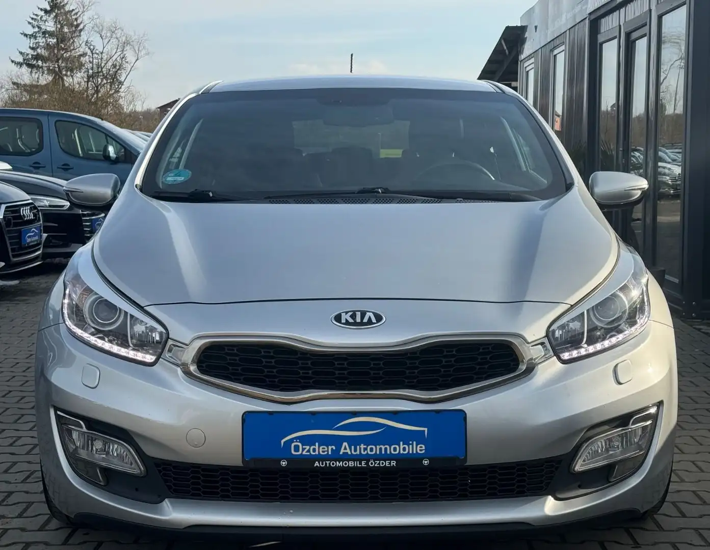 Kia XCeed Pro Ceed 1.6 GDI+Finanzierung+Garantie+ Silber - 2