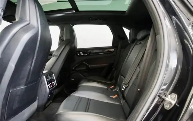 Porsche Cayenne view 9