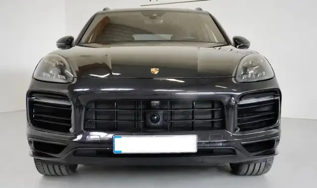 Porsche Cayenne view 3
