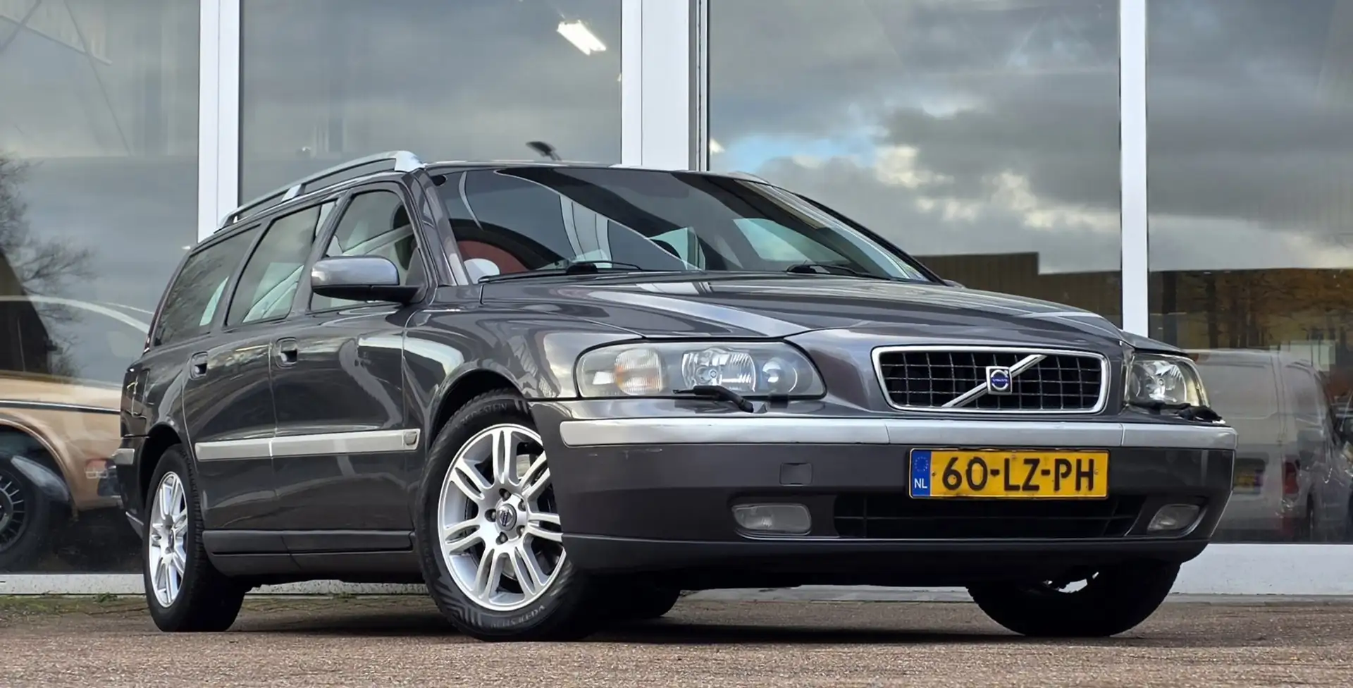 Volvo V70 2.5 T Titanium 210pk Lerenbekleding Trekhaak Garan Grau - 2