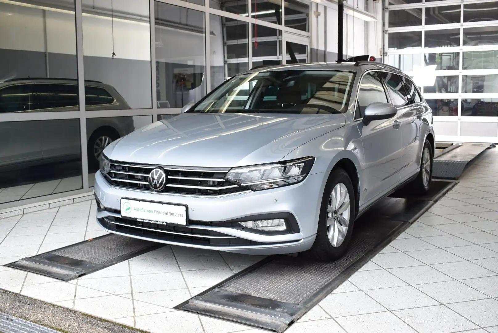Volkswagen Passat Variant 2.0TDI Business DSG LED*Navi*AHK* Silber - 1