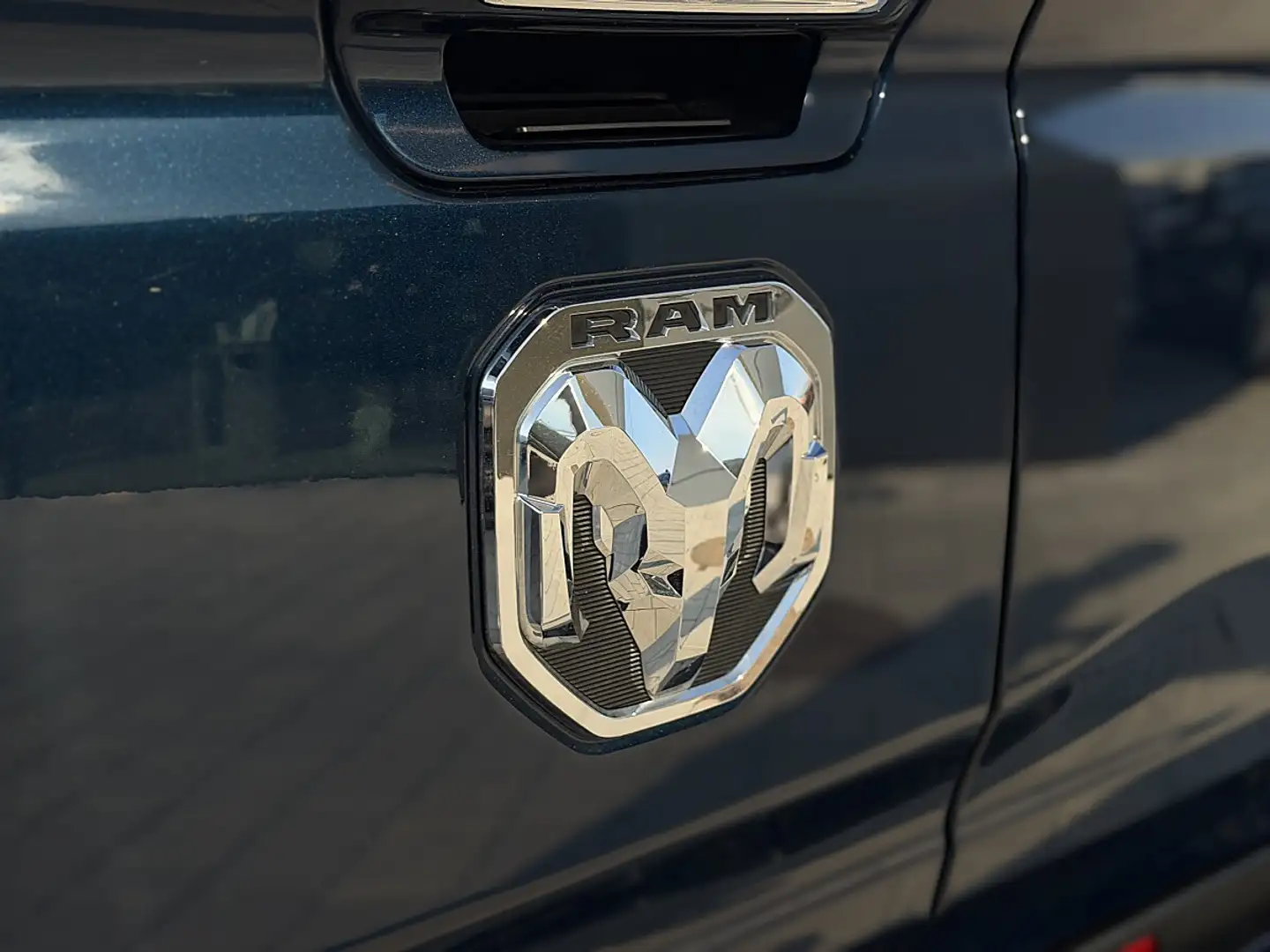 RAM 1500 RAM 1500 Limited Crew Cab 4x4 10th Anniversary ... Blau - 2