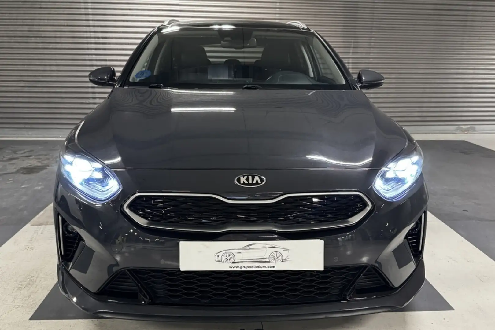 Kia Ceed / cee'd Tourer 1.6 PHEV eMotion Aut. Gris - 2