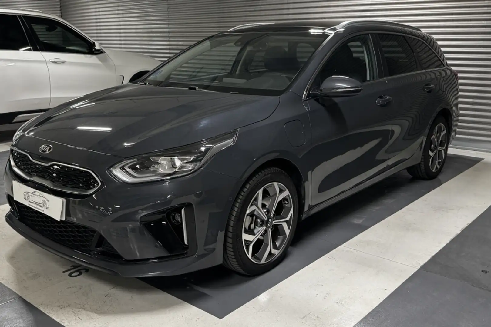 Kia Ceed / cee'd Tourer 1.6 PHEV eMotion Aut. Gris - 1