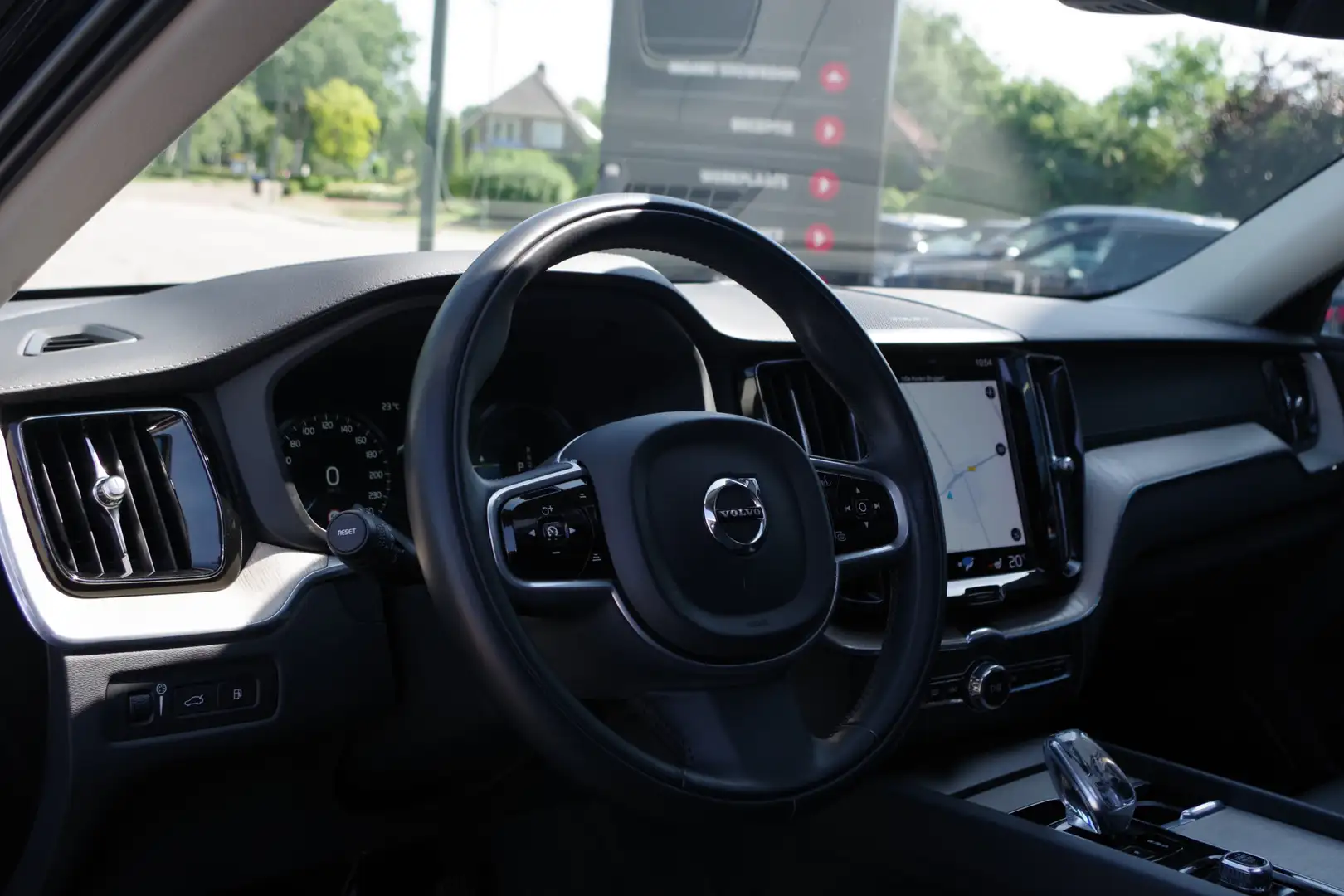 Volvo XC60 2.0 T6 Recharge 340 PK AWD Inscription PHEV, Panor Zwart - 2