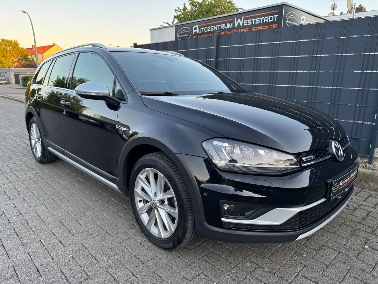 Volkswagen Golf VII Alltrack Variant Basis BMT 4Motion Schwarz - 2