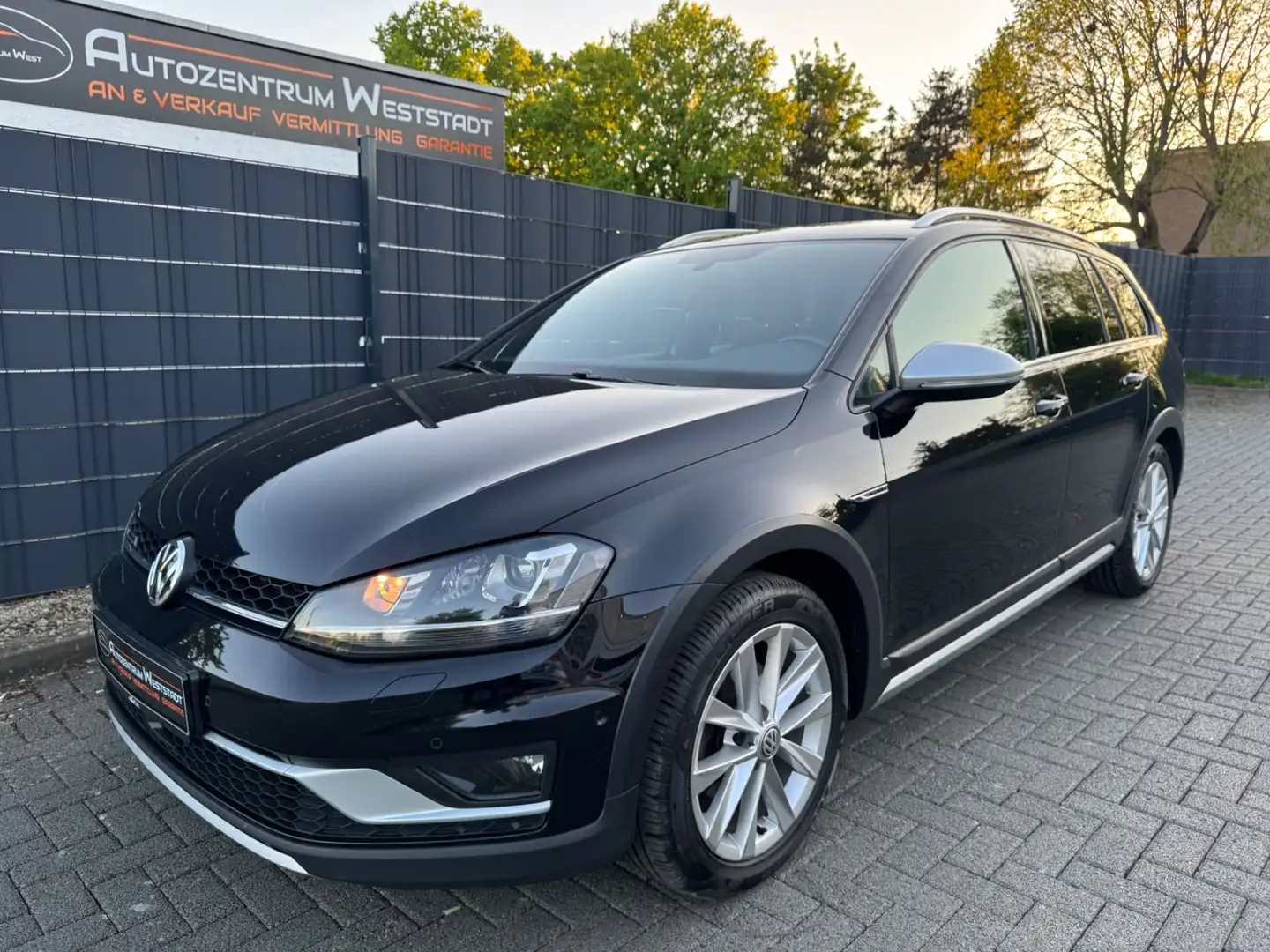 Volkswagen Golf VII Alltrack Variant Basis BMT 4Motion Schwarz - 1