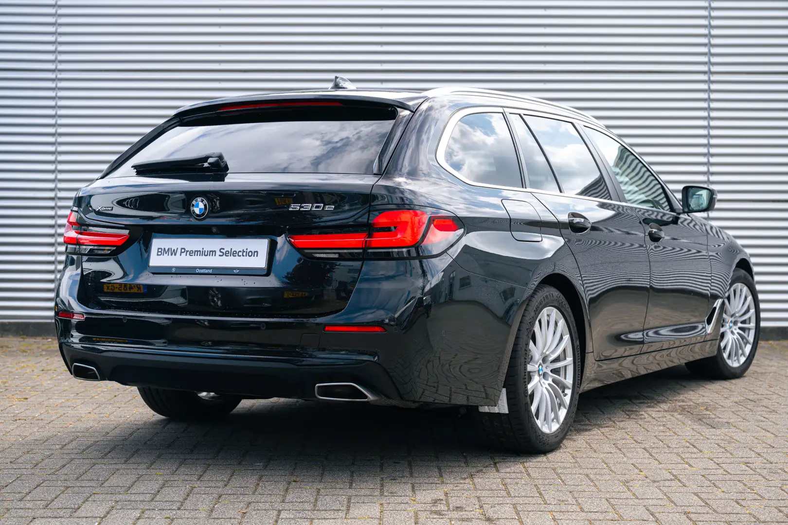 BMW 530 5 Serie Touring 530e xDrive High Executive Automaa Zwart - 2