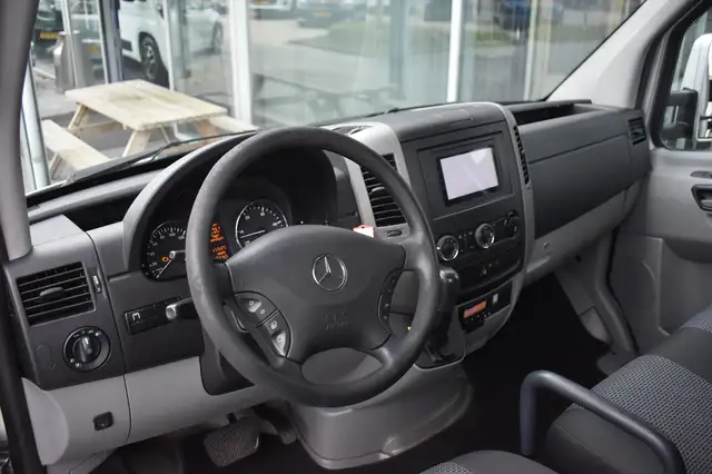 Mercedes-Benz Sprinter view 6
