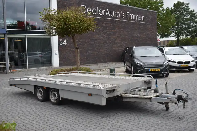 Mercedes-Benz Sprinter view 4