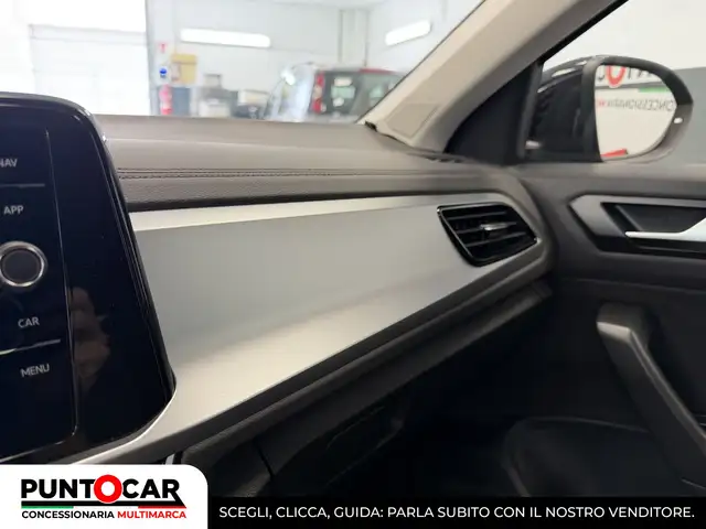 Volkswagen T-Roc view 10