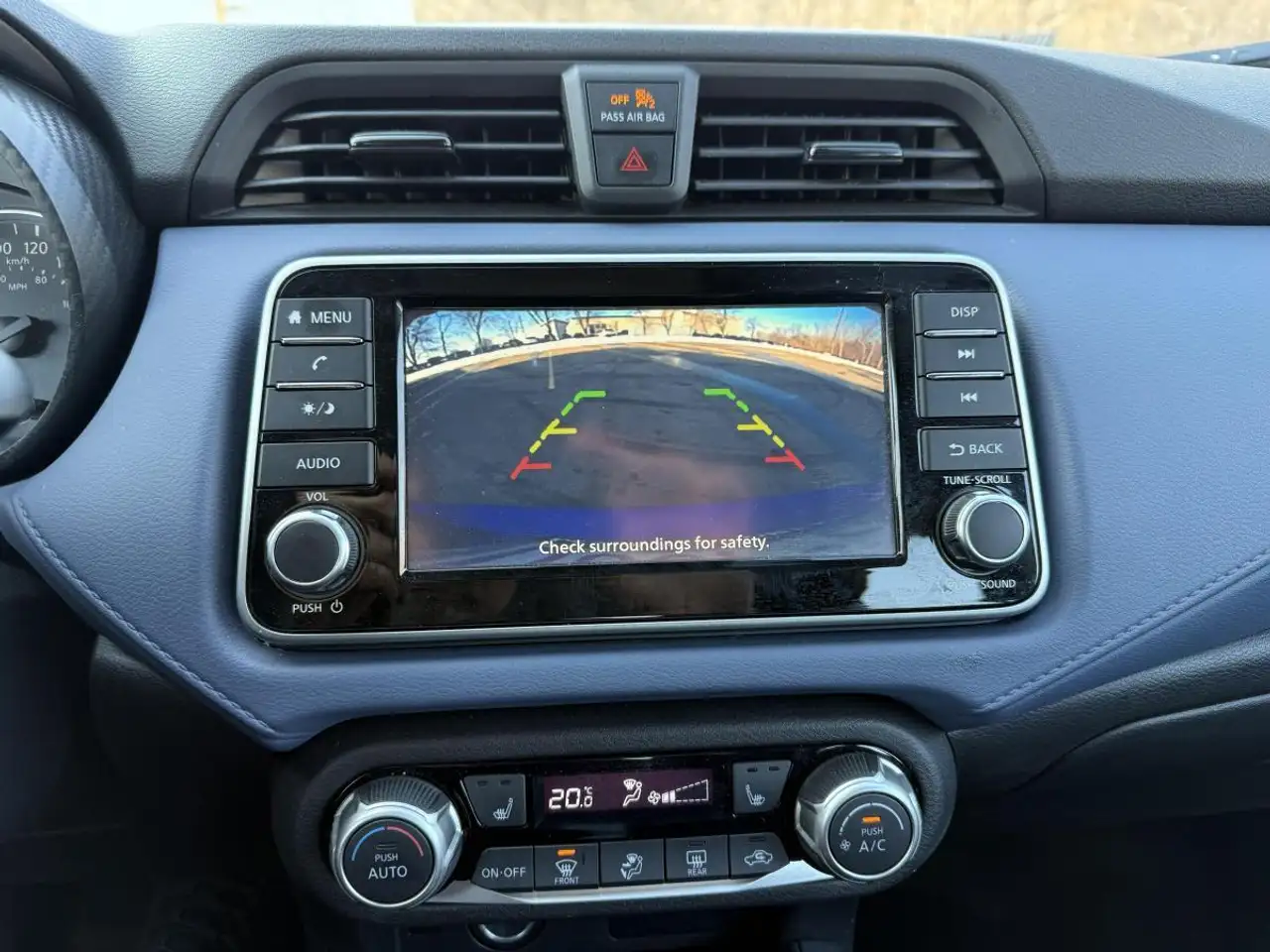 Nissan Versa снимка Nissan Versa