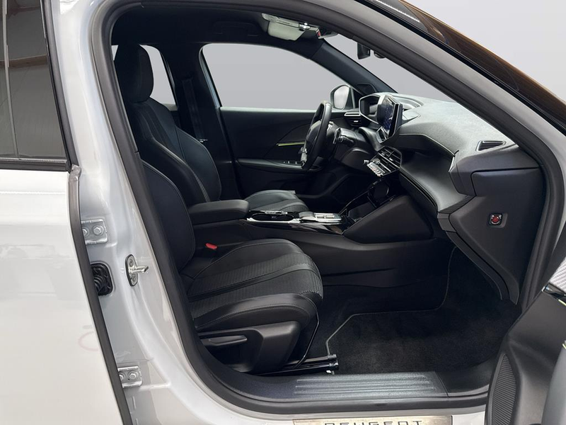 Peugeot 2008 1.2 PureTech 130 GT — photo 10