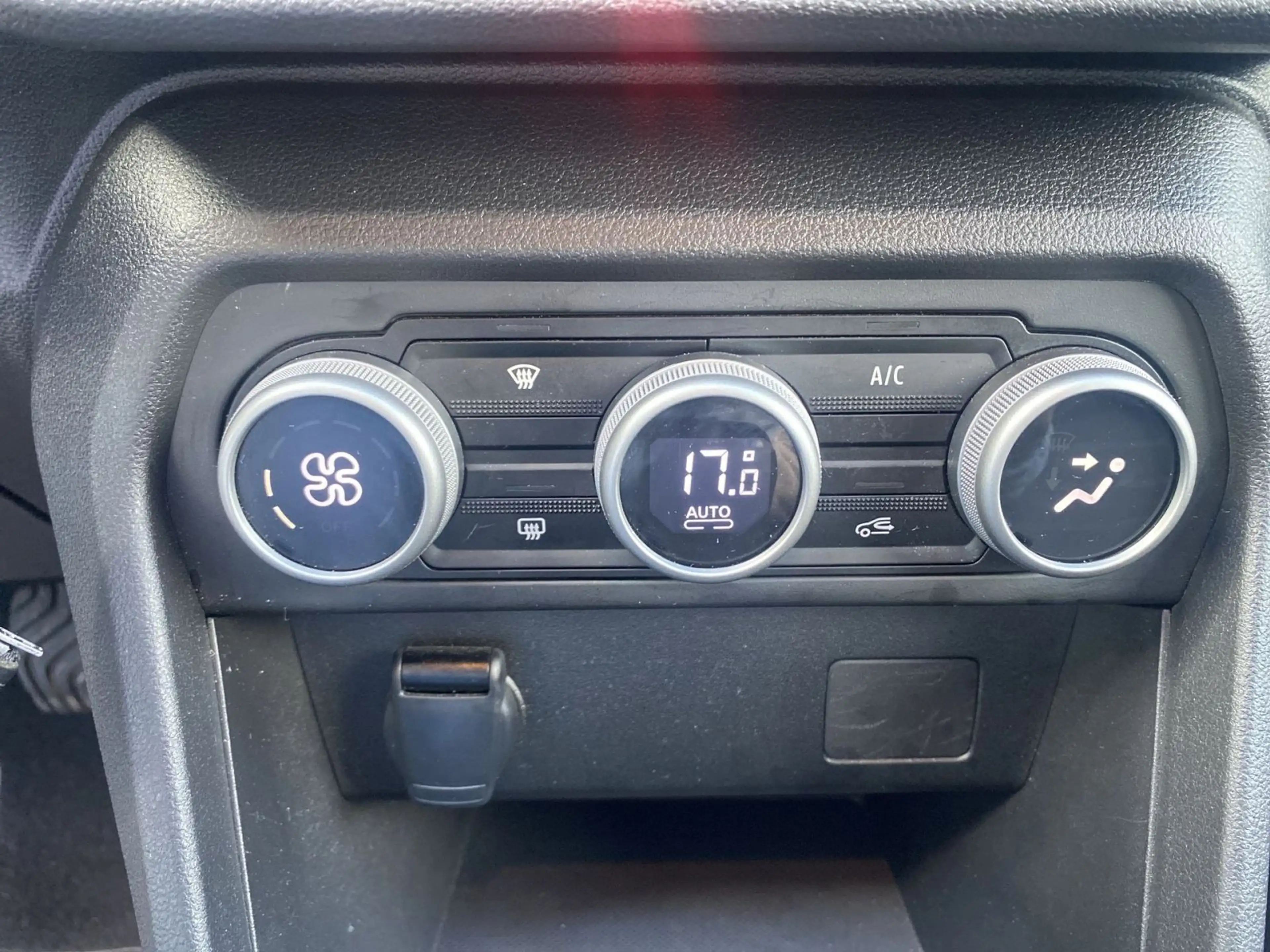 Dacia Sandero III 1.0 TCe 90 Expression — photo 15