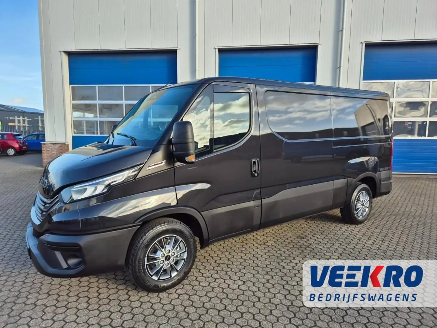 Iveco Daily 3500Kg 160PK automaat. UIT VOORRAAD LEVERBAAR! BPM Zwart - 2