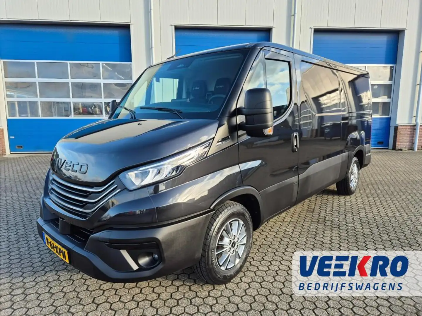 Iveco Daily 3500Kg 160PK automaat. UIT VOORRAAD LEVERBAAR! BPM Zwart - 1