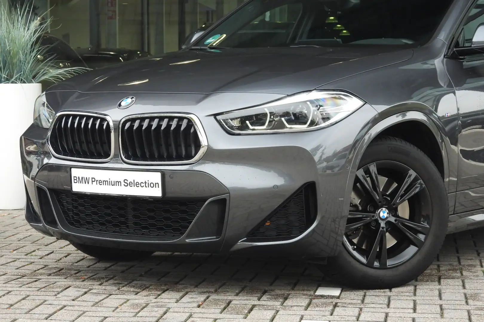 BMW X2 sDrive20i High Executive M Sport Automaat / Trekha Grijs - 2