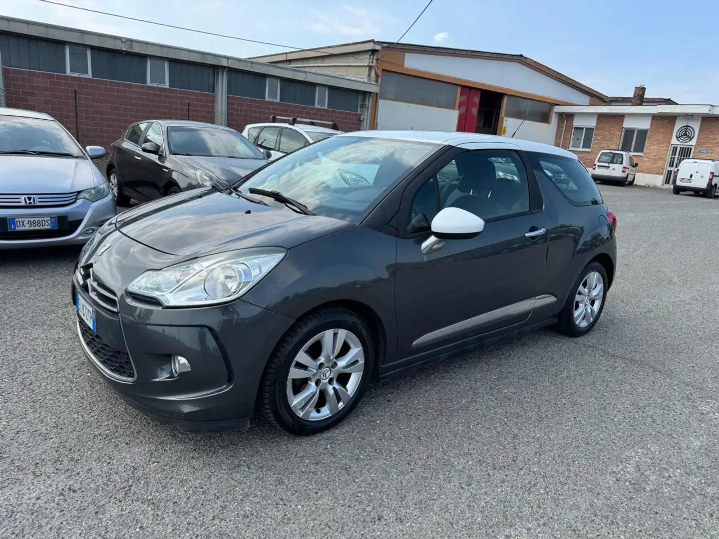 DS Automobiles DS 3 1.4 HDi 70 Just Black Gri - 1