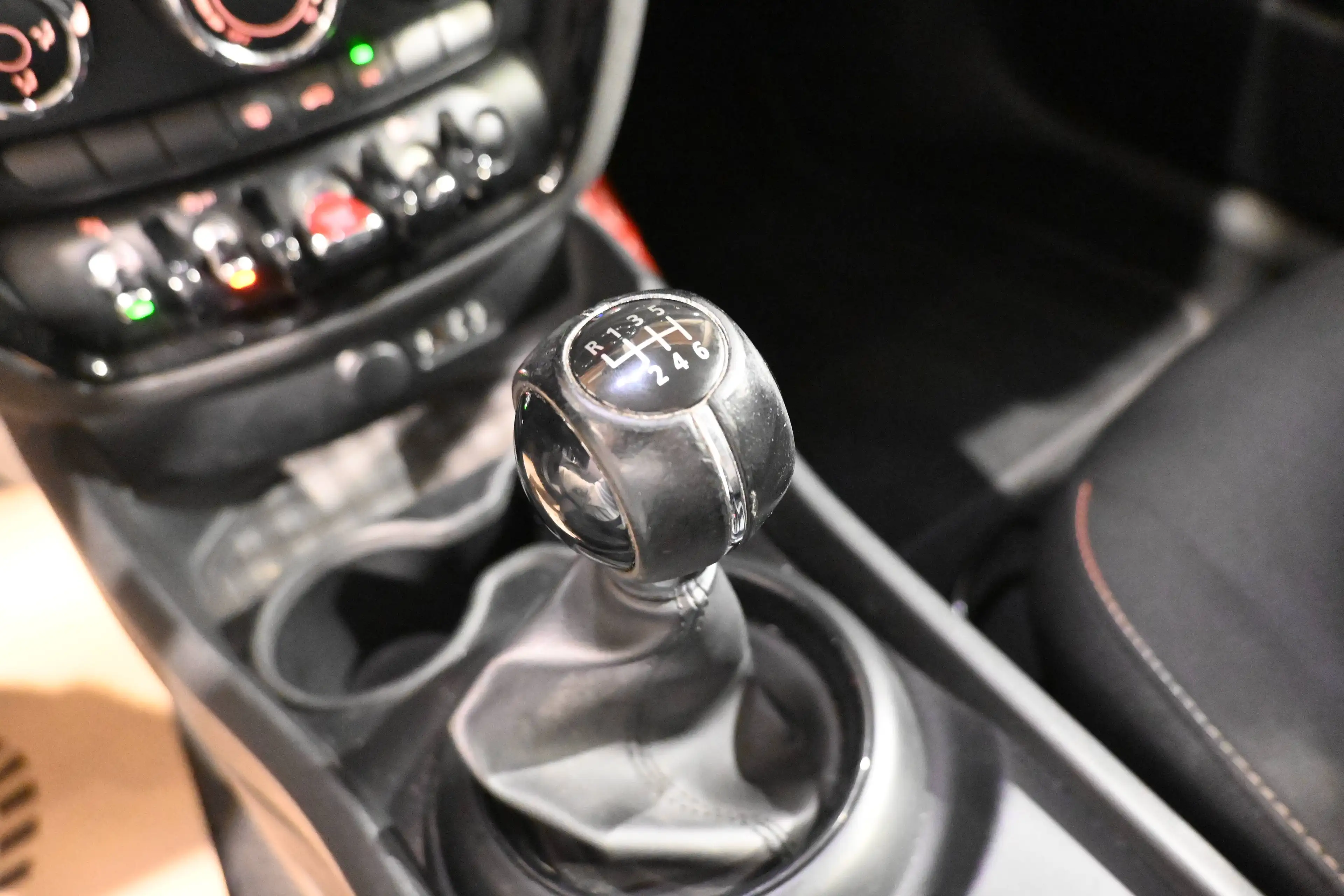 MINI Cooper Clubman 1.5i CLUBMAN / EURO 6b / GPS NAVIGATION / BLUETOOTH / PDC / CARNET MINI !! — photo 13